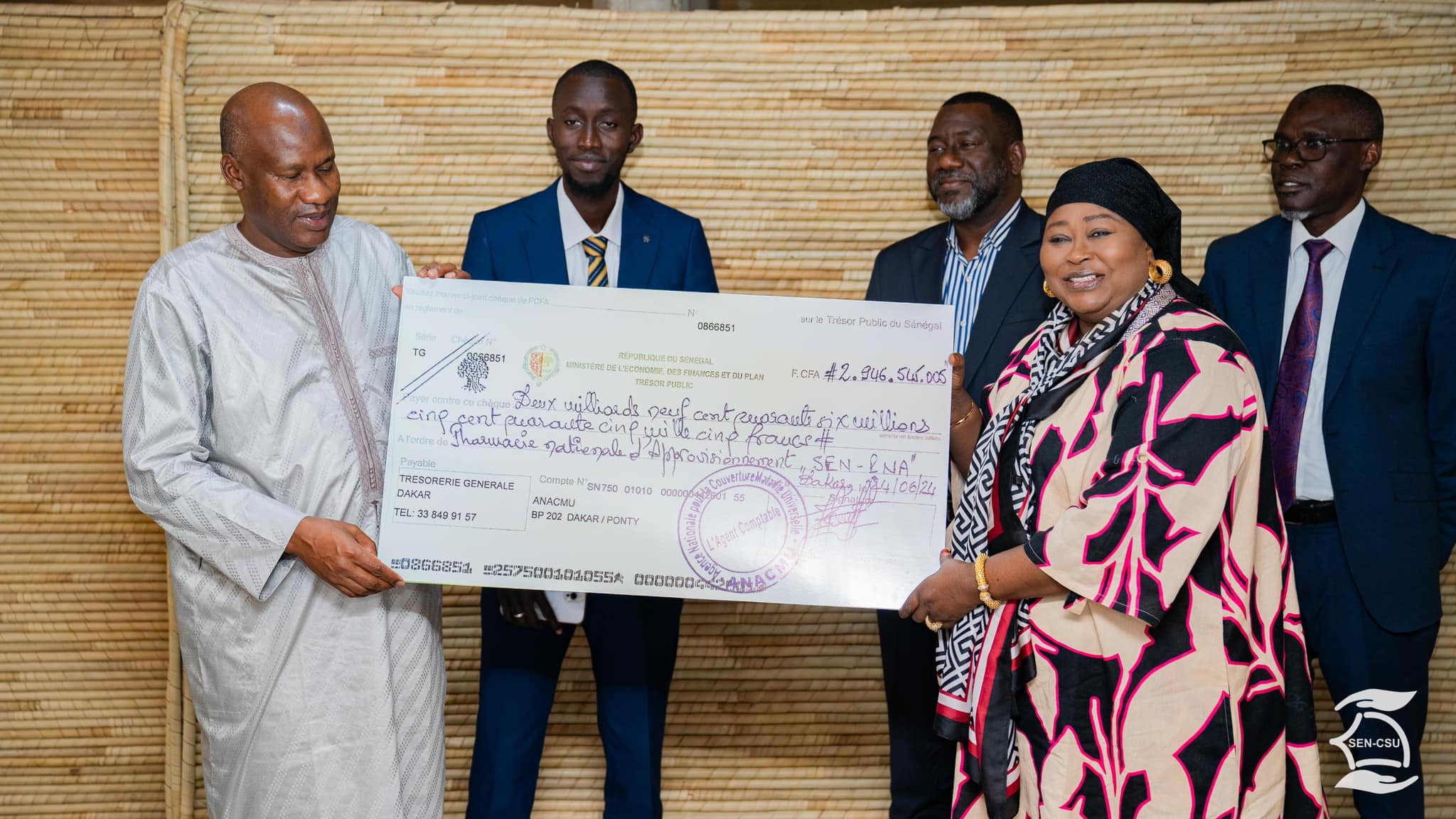 SENEGAL-SANTE: Remboursement de la dette due à la PNA - Le ministre de la Santé reçoit du Département de la Famille un chèque de près de 3 milliards de FCFA