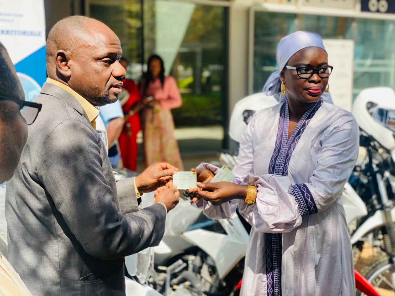 Remise de 64 Motos au services departementale du développement communautaire