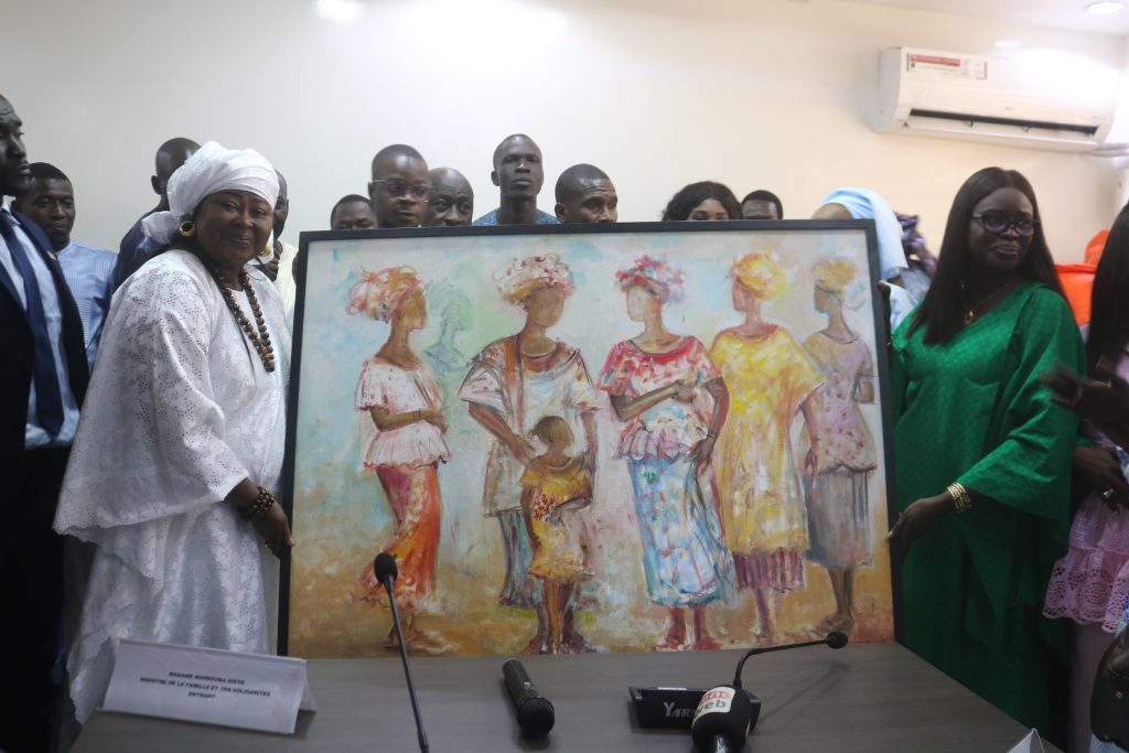 ​Passation de Services au Ministère de la Famille : Madame Maimouna DIEYE prend les rênes [Cliquer et glisser pour déplacer] ​