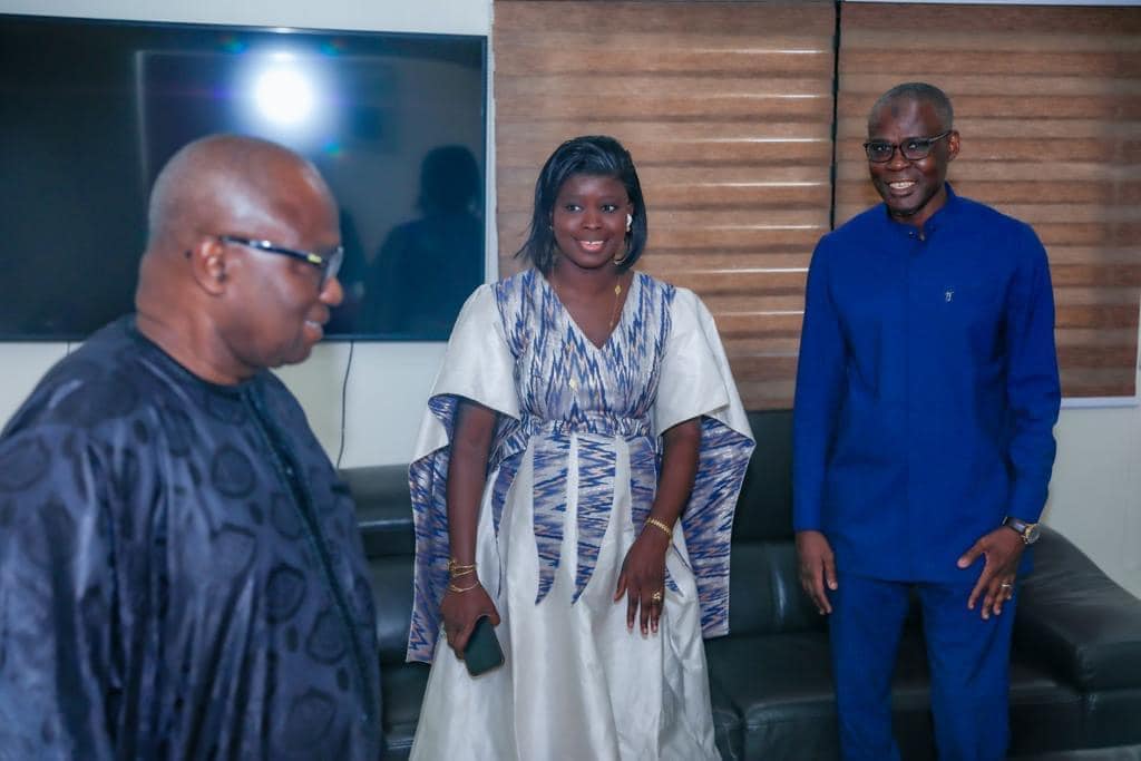 L’Agence de la CMU a accueilli, ce mardi 24 octobre 2023, la première réunion de coordination que j'ai convoquée en ma qualité de Ministre du Développementcommunautaire, de la Solidarité nationale, de l'Equité sociale et territoriale. C'est aussi la première occasion pour moi de prendre contact, de manière directe et conviviale, avec mes collaborateurs. Cette importante rencontre ouvre ainsi l'ére d'une approche " tournante et délocalisée" dans les services du ministère, de la réunion de coordination mensuelle que j’ai décidée d’instaurer. Pendant cinq tours d’horloge, nous avons eu droit à des présentations des services, des projets et programmes, suivies d'échanges sur les chantiers en cours pour chaque structure. Pour ma part, j'ai pu, encore une fois, mesurer la pertinence et l'étendue des missions du département avec des programmes à fort impact social sur les populations. On peut citer, entre autres, la CMU, le PUDC, le PUMA, le PROMOVILLES, la Direction générale du développement communautaire entre autres.  Je suis, enfin, très heureuse de constater chez les équipes un bel élan et un réel engagement à poursuivre et à réussir notre mission au service de l'Etat.