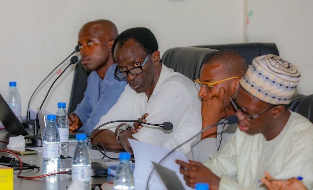 L’Agence de la CMU a accueilli, ce mardi 24 octobre 2023, la première réunion de coordination que j'ai convoquée en ma qualité de Ministre du Développementcommunautaire, de la Solidarité nationale, de l'Equité sociale et territoriale. C'est aussi la première occasion pour moi de prendre contact, de manière directe et conviviale, avec mes collaborateurs. Cette importante rencontre ouvre ainsi l'ére d'une approche " tournante et délocalisée" dans les services du ministère, de la réunion de coordination mensuelle que j’ai décidée d’instaurer. Pendant cinq tours d’horloge, nous avons eu droit à des présentations des services, des projets et programmes, suivies d'échanges sur les chantiers en cours pour chaque structure. Pour ma part, j'ai pu, encore une fois, mesurer la pertinence et l'étendue des missions du département avec des programmes à fort impact social sur les populations. On peut citer, entre autres, la CMU, le PUDC, le PUMA, le PROMOVILLES, la Direction générale du développement communautaire entre autres.  Je suis, enfin, très heureuse de constater chez les équipes un bel élan et un réel engagement à poursuivre et à réussir notre mission au service de l'Etat.