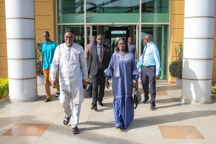 Madame Le Ministre raccompacgne le Vice Président Gambien, Son Excellence Mohammed B.S. Jallow, au terme de sa visite au Sénégal