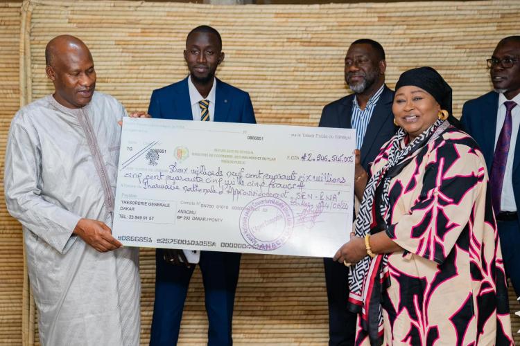 SENEGAL-SANTE: Remboursement de la dette due à la PNA - Le ministre de la Santé reçoit du Département de la Famille un chèque de près de 3 milliards de FCFA